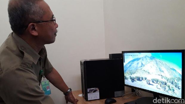 Kepala BTNGMb, Edy Sutiyarto, memantau situasi jalur pendakian Gunung Merbabu yang tertangkap kamera CCTV.