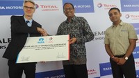 Berdasarkan hasil pengujian di berbagai medan dan kondisi di Indonesia, Tata Motors memperluas pilihan konsumennya dengan merekomendasikan pelumas Total untuk digunakan pada kendaraan niaga Tata Motors. Foto: dok. Tata Motors
