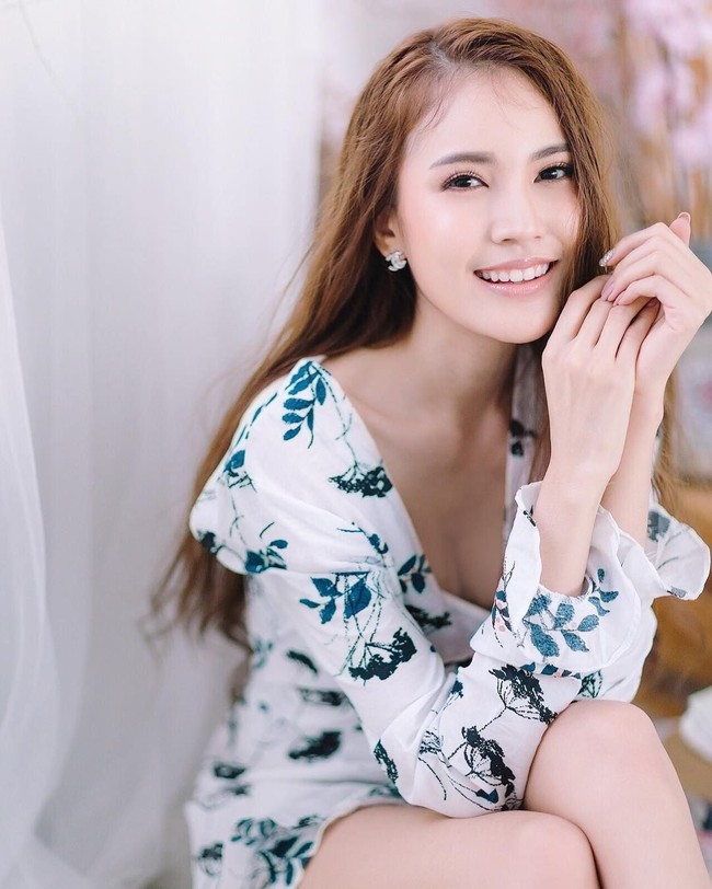 Ini gaya anggun Milin ketika mengenakan dress bernuansa putih yang bercorak floral. Foto: Instagram @millinb3rry