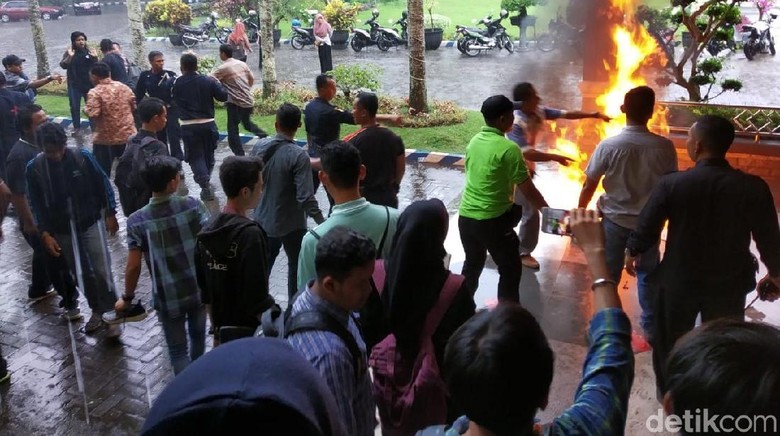 Unjuk Rasa soal Beasiswa Bidikmisi, Mahasiswa Unej Sempat Bakar Ban Unjuk Rasa soal Beasiswa Bidikmisi, Mahasiswa Unej Sempat Bakar Ban