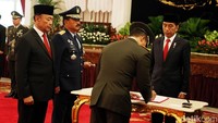 Andika menandatangani berita acara pelantikan dengan disaksikan Presiden Jokowi, Panglima TNI Marsekal Hadi Tjahjanto, dan Menko Polhukam Wiranto.