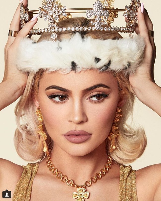 Meskipun tidak alami, bibir Kylie Jenner yang penuh dan tebal karena suntik filler disukai banyak orang. Berkat bibir seksinya itu, ia jadi terkenal dan bisnis kosmetiknya, terutama lipstik, laris manis di pasaran. Dia pun menjadi wanita muda terkaya versi Forbes berkat bisnisnya tersebut. Foto: Dok. Instagram/thekylieshop