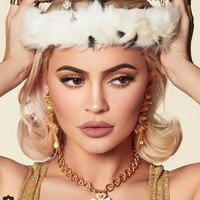 Meskipun tidak alami, bibir Kylie Jenner yang penuh dan tebal karena suntik filler disukai banyak orang. Berkat bibir seksinya itu, ia jadi terkenal dan bisnis kosmetiknya, terutama lipstik, laris manis di pasaran. Dia pun menjadi wanita muda terkaya versi Forbes berkat bisnisnya tersebut. Foto: Dok. Instagram/thekylieshop