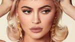 Pose Seksi dan Retro Kylie Jenner di Kalender 2019