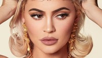 Kylie memajang perhiasan dan mahkota yang terlihat sangat mewah itu. Dok. Instagram/thekylieshop