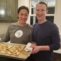Mark Zuckerberg dan Priscilla Chan mungkin datang dari latar belakang yang berbeda. Namun keduanya sama-sama orang pintar dan suka beramal. Keduanya pun membangun Chan Zuckerberg Initiative yang fokus pada kesehatan dan edukasi. Foto: Instagram