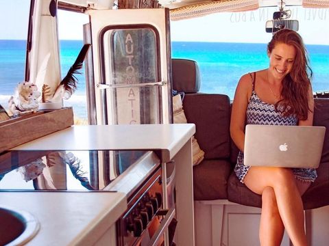 Tinggal di Bus Selama Setahun, Pasangan Ini Kini Bisa Beli Rumah