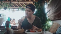 Plesir ke Bali, Fero terlihat sedang menyantap menu makan siangnya. Tapi banyak banget ya makanannya, sampai dua piring gitu. Foto: instagram @fero_walandouw