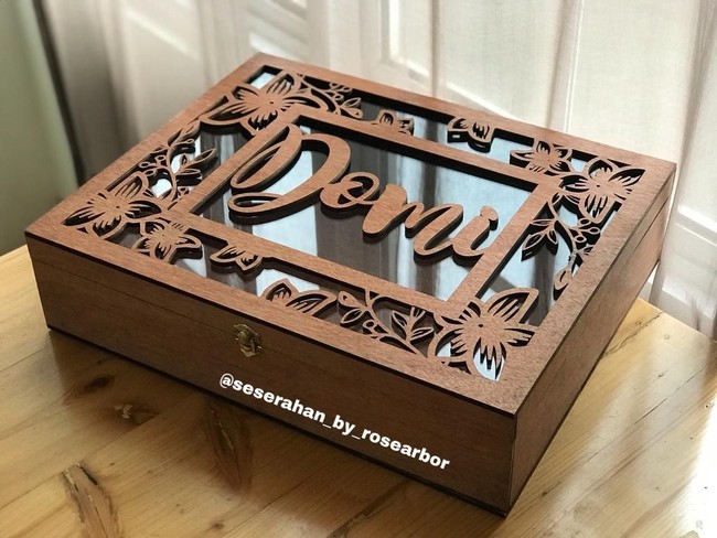 Tim Rose Arbor pun mendapat mandat untuk menyiapkan bridesmaid box bagi kesembilan pengiring pengantin Paula, di antaranya model Dominique Diyose, Kelly Tandiono, dan Nadine Chandrawinata. (Foto: Dok. Rose Arbor Seserahan)