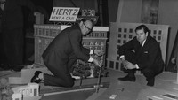Pihak kepolisian menyelidiki kasus penembakan yang menewaskan Presiden AS John F Kennedy. Fox Photos/Getty Images.