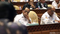 Sesuai dengan International Civil Aviation Organization (ICAO) Annex 13, kata Budi, selain KNKT, ada pihak lain yang terlibat dalam kerja investigasi tersebut. Pihak-pihak itu dari pendesain pesawat dan negara pembuat pesawat, dalam hal ini Amerika Serikat yang diwakili NTSB, Boeing, Australia Transport Safety Biro, hingga dari pihak Singapura.