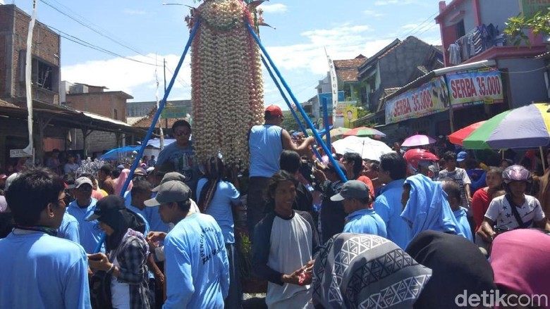 Tradisi Meron di Sukolilo Pati Tradisi Meron memperingti Maulid Nabi Muhammad SAW di Sukolilo Pati, (22/11/2018)