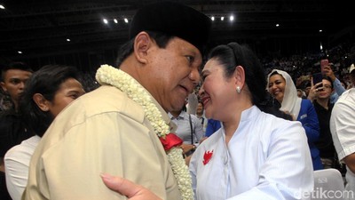 Cipika-cipiki, Begini Momen Kemesraan Prabowo-Titiek