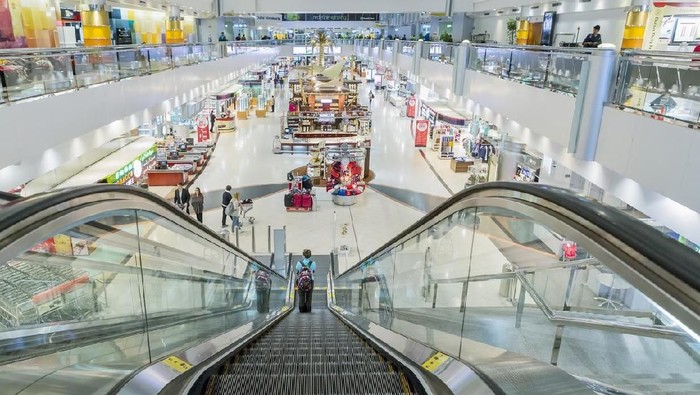 DUBAI - APRIL 06: Interior of  Dubai International Airport on April 6, 2016 in Dubai, UAE.  Its world largest building by floor space and world largest airport terminal.