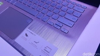 Vivobook S S430 juga memiliki desain ErgoLift yang memungkinkan bagian bawahnya terangkat hingga 3,5 derajat saat dibuka. (Foto: detikINET/Virgina Maulita Putri)