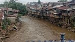 Potret Mengenaskan Sanitasi Warga Bantaran Kali Ciliwung