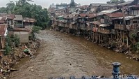 Selain terlihat kumuh, banjir selalu mengintai deretan rumah di bantaran sungai tersebut.