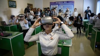 Di ruang kelas lain di kota Pyongyang, ada aktivitas pembelajaran dengan memakai kacamata Virtual Reality/VR. Sedari dini para murid sudah dididik agar melek teknologi, walaupun Korut dikenal sebagai negara yang tertutup. (Foto: Ed JONES/AFP)