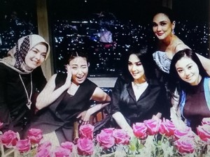 Intip Lagi Kenangan Makan Malam Syahrini Bareng Reino-Luna Maya