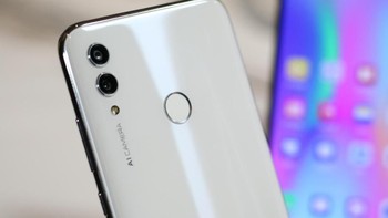 Kamera utama berukuran 13 MP dengan aperture f/1.8. Kamera keduanya 2 MP untuk AI portrait dan mendeteksi hingga 22 scene. Foto: Sina Mobile