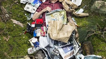 Sampah-sampah yang dibawa kemudian jadikan latar belakang dari subjek. Foto: Gregg Segal