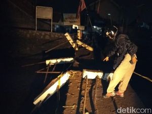 Sungai Meluap, Pegangan Jembatan di Bandung Ambruk