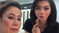 Tuh kan, lagi-lagi makan kulit ayam. Tapi kali ini ia melahap kulit ayam goreng tepung yang renyah. Ia memakannya sebelum membawakan acara debat publik pertama Pilgub Jawa Barat bulan Maret lalu. Foto: Instagram silalahirosi