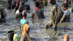 Serunya Berebut Ikan di Telaga Mungli Lamongan