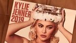 Pose Seksi dan Retro Kylie Jenner di Kalender 2019