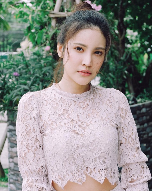 Bagaimana menurutmu dengan penampilan Milin saat mengenakan riasan flawless bernuansa peach ini? Foto: Instagram @millinb3rry