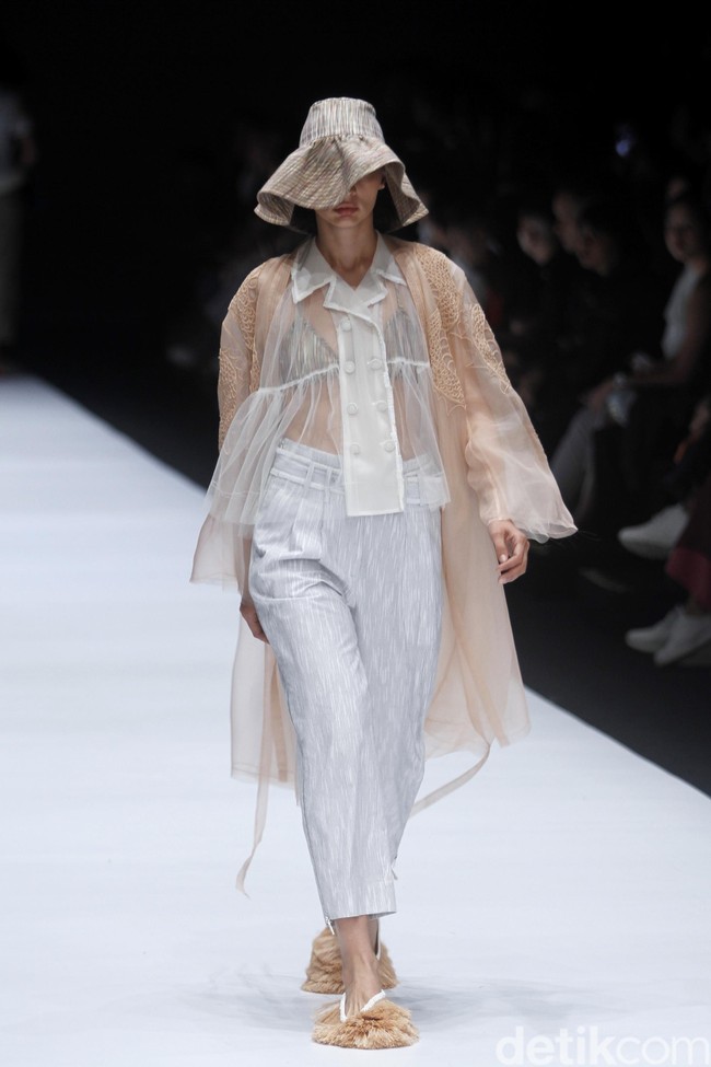 Fashion show koleksi terbaru Toton Januar ini mengangkat tema Eksplorasi Ragam Hias Indonesia dan Pengelolaan Limbah di Jakarta Fashion Week 2019, Senayan City, Jakarta, minggu [21/10/2018]. Foto: Mohammad Abduh/Wolipop