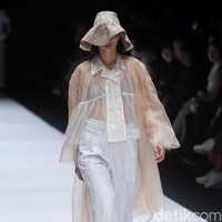 Fashion show koleksi terbaru Toton Januar ini mengangkat tema Eksplorasi Ragam Hias Indonesia dan Pengelolaan Limbah di Jakarta Fashion Week 2019, Senayan City, Jakarta, minggu [21/10/2018]. Foto: Mohammad Abduh/Wolipop