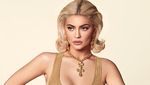 Pose Seksi dan Retro Kylie Jenner di Kalender 2019