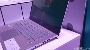 Vivobook S S430 memiliki lima pilihan warna yaitu Firmament Green, Starry Grey-Red, Silver Blue-Yellow, Gun Metal dan Icicle Gold. (Foto: detikINET/Virgina Maulita Putri)