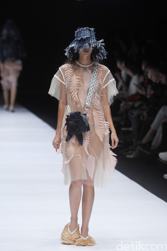 Fashion show koleksi terbaru Toton Januar ini mengangkat tema Eksplorasi Ragam Hias Indonesia dan Pengelolaan Limbah di Jakarta Fashion Week 2019, Senayan City, Jakarta, minggu [21/10/2018]. Foto: Mohammad Abduh/Wolipop