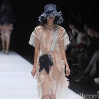 Fashion show koleksi terbaru Toton Januar ini mengangkat tema Eksplorasi Ragam Hias Indonesia dan Pengelolaan Limbah di Jakarta Fashion Week 2019, Senayan City, Jakarta, minggu [21/10/2018]. Foto: Mohammad Abduh/Wolipop