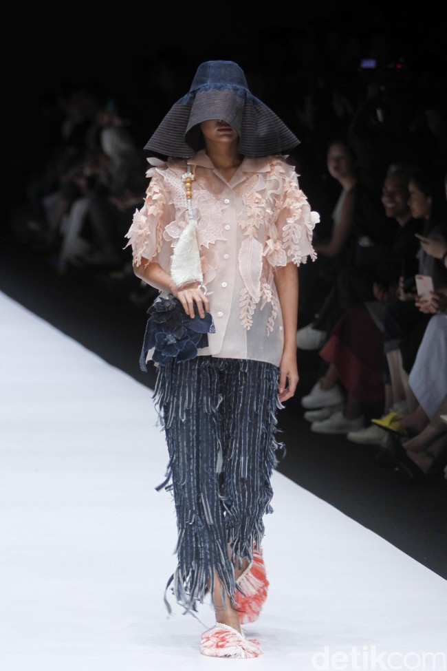 Fashion show koleksi terbaru Toton Januar ini mengangkat tema Eksplorasi Ragam Hias Indonesia dan Pengelolaan Limbah di Jakarta Fashion Week 2019, Senayan City, Jakarta, minggu [21/10/2018]. Foto: Mohammad Abduh/Wolipop