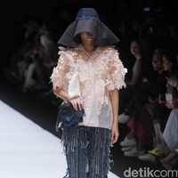 Fashion show koleksi terbaru Toton Januar ini mengangkat tema Eksplorasi Ragam Hias Indonesia dan Pengelolaan Limbah di Jakarta Fashion Week 2019, Senayan City, Jakarta, minggu [21/10/2018]. Foto: Mohammad Abduh/Wolipop