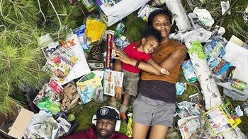 Tapi banyak yang membawa sampah mereka seminggu tanpa dipilah-pilah. Foto: Gregg Segal