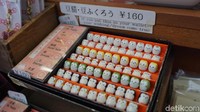 Atau oleh-oleh mini untuk diselipkan di dompet dengan masing-masing harapan yang berbeda. Lucu juga buat dibawa pulang ke Indonesia. (Aisyah/detikTravel)