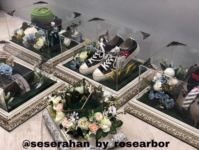 Untuk Baim Wong, Paula memberikan sneakers Converse x Commes des Garcons, peralatan mandi, produk perawatan tubuh, dan outerwear bermotif kamuflase atau loreng. (Foto: Dok. Rose Arbor Seserahan)