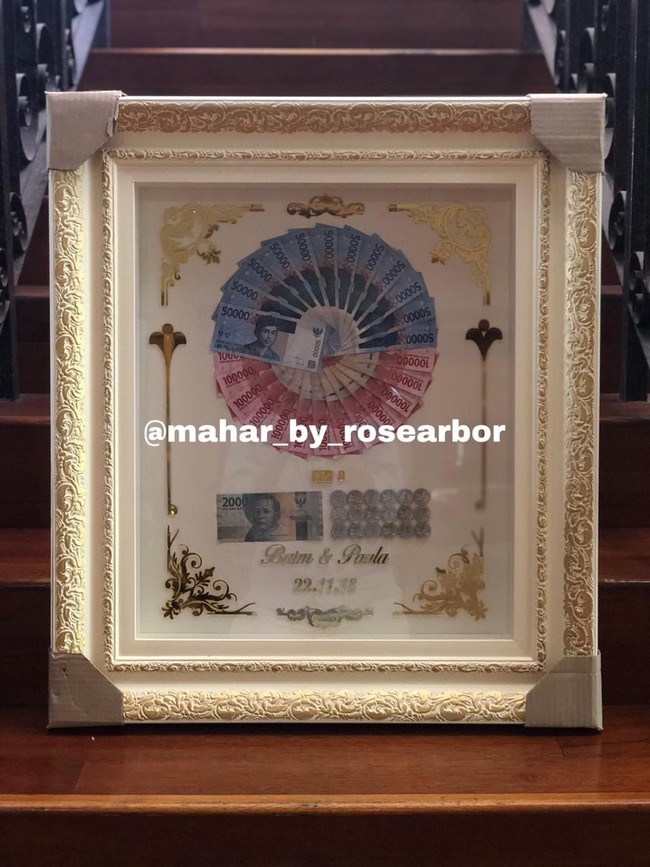 Berikut mahar berupa uang Rp 2,2 juta yang mewakili tanggal pernikahan mereka, lalu 11 gram emas untuk 11 November, serta 18 rupiah untuk 2018. Kami juga menyediakan bridesmaid’s box untuk teman-teman Mba Paula,” tambah Dita. (Foto: Dok. Rose Arbor Seserahan)