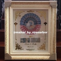 Berikut mahar berupa uang Rp 2,2 juta yang mewakili tanggal pernikahan mereka, lalu 11 gram emas untuk 11 November, serta 18 rupiah untuk 2018. Kami juga menyediakan bridesmaid’s box untuk teman-teman Mba Paula,” tambah Dita. (Foto: Dok. Rose Arbor Seserahan)