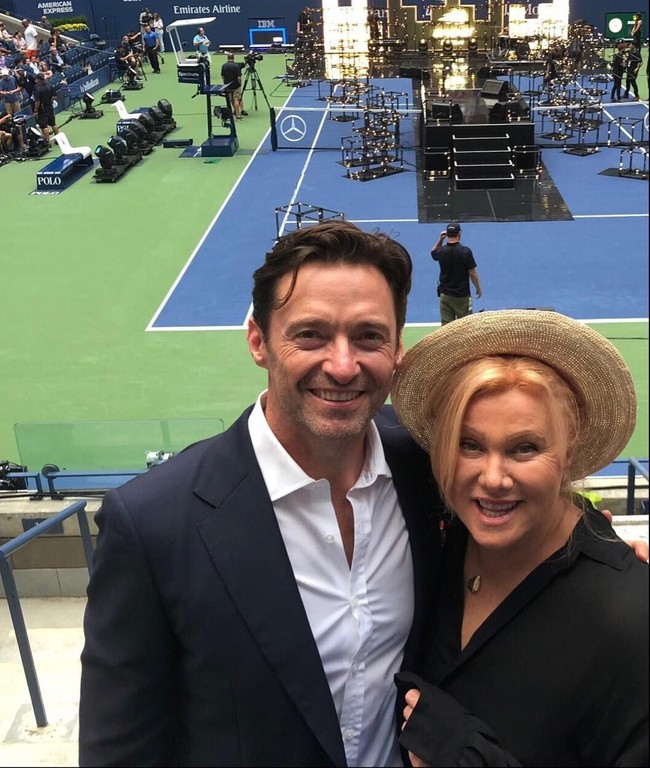 Pasangan artis lain yang berbeda usia adalah Hugh Jackman dan istrinya Deborra-lee Furness. Deborra diketahui 13 tahun lebih tua darinya. Di awal pernikahan, banyak media memperkirakan jika hubungan mereka tak akan berlangsung lama. Namun kini mereka sudah menikah selama 22 tahun. Foto: Instagram