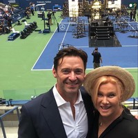 Pasangan artis lain yang berbeda usia adalah Hugh Jackman dan istrinya Deborra-lee Furness. Deborra diketahui 13 tahun lebih tua darinya. Di awal pernikahan, banyak media memperkirakan jika hubungan mereka tak akan berlangsung lama. Namun kini mereka sudah menikah selama 22 tahun. Foto: Instagram