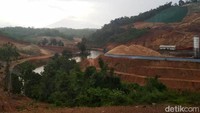 Saat ini pekerjaan konstruksi sudah mulai di lapangan dan ditargetkan akan selesai pada tahun 2020. Bendungan tersebut memiliki kapasitas tampung 68 juta meter kubik yang akan memberikan pasokan air irigasi seluas 72.707 hektar, potensi listrik 5,4 MW, dan mereduksi banjir 185 m3/detik.