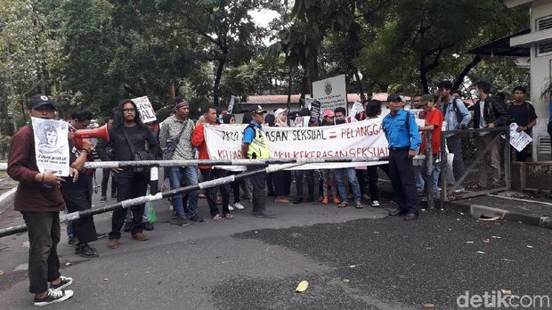 Demo Mahasiswa UGM Tuntut Pelaku Pencabulan di-DO Nyaris Ricuh