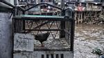 Potret Mengenaskan Sanitasi Warga Bantaran Kali Ciliwung