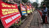 Ada belasan karangan bunga yang dikirimkan.