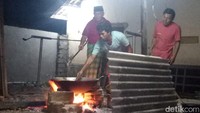 Tradisi pembuatan minyak Songak dilakukan pada 12 Rabiul Awal atau yang bertepatan dengan bulan kelahiran Nabi Muhammad SAW (Faruk Nickyrawi/detikTravel)